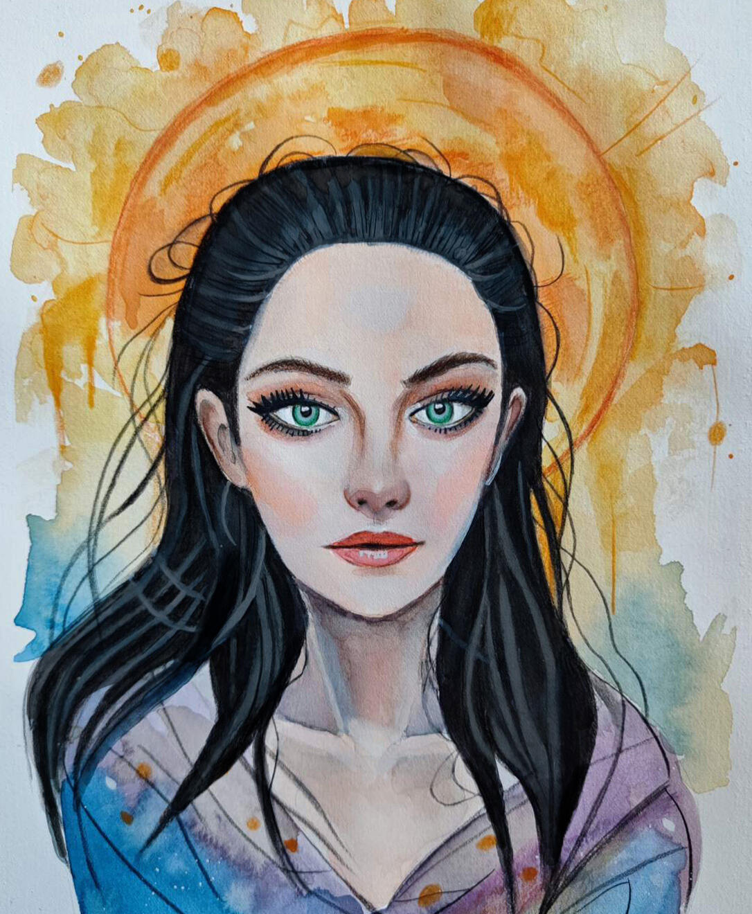 Intuityvus moters portretas su saulės aura Akvarelės portretas: moters veidas su juodais plaukais ir auksiniu saulės fonu, perteikiantis vidinę ramybę ir jėgą
